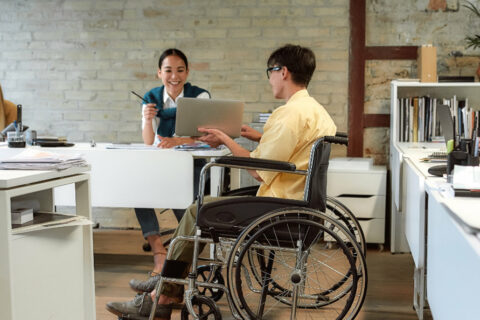 Rollstuhlfahrer in einem Büro