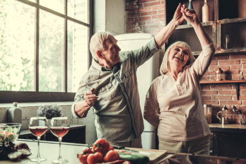 Zwei Senioren tanzen in einer Küche