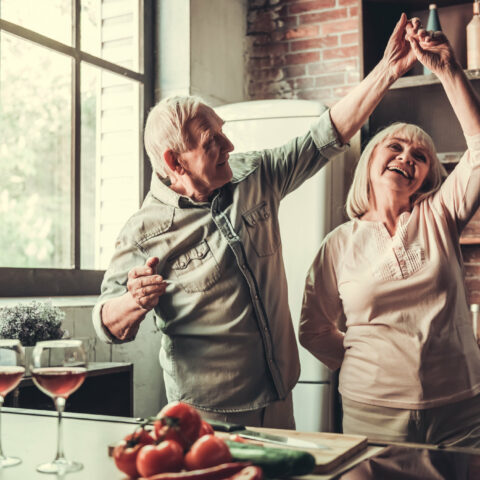 Zwei Senioren tanzen in einer Küche